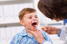 Thận trọng khi cho trẻ viêm họng cấp uống kháng sinh
